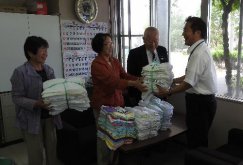 長井市老人ｸﾗﾌﾞ女性委員がタオルを寄付いたしました。：画像