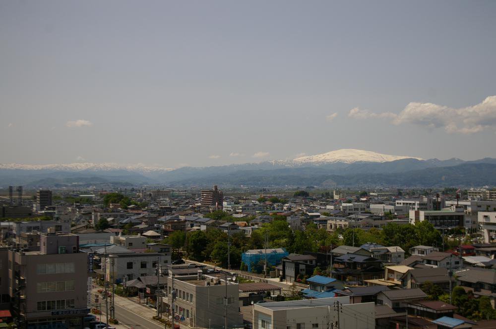 残雪と新緑の山々：画像