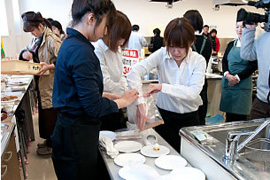 ▲審査用試食品の準備をする応募事業者の皆さん。