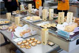 ▲審査を待つパン・ケーキ部門の応募食品。米粉を利用したパンやロールケーキ等の応募が多数ありました。