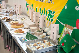 ▲審査会はペロリンの横断幕が見守る中、進行しました。包装デザインも審査の対象になりました。