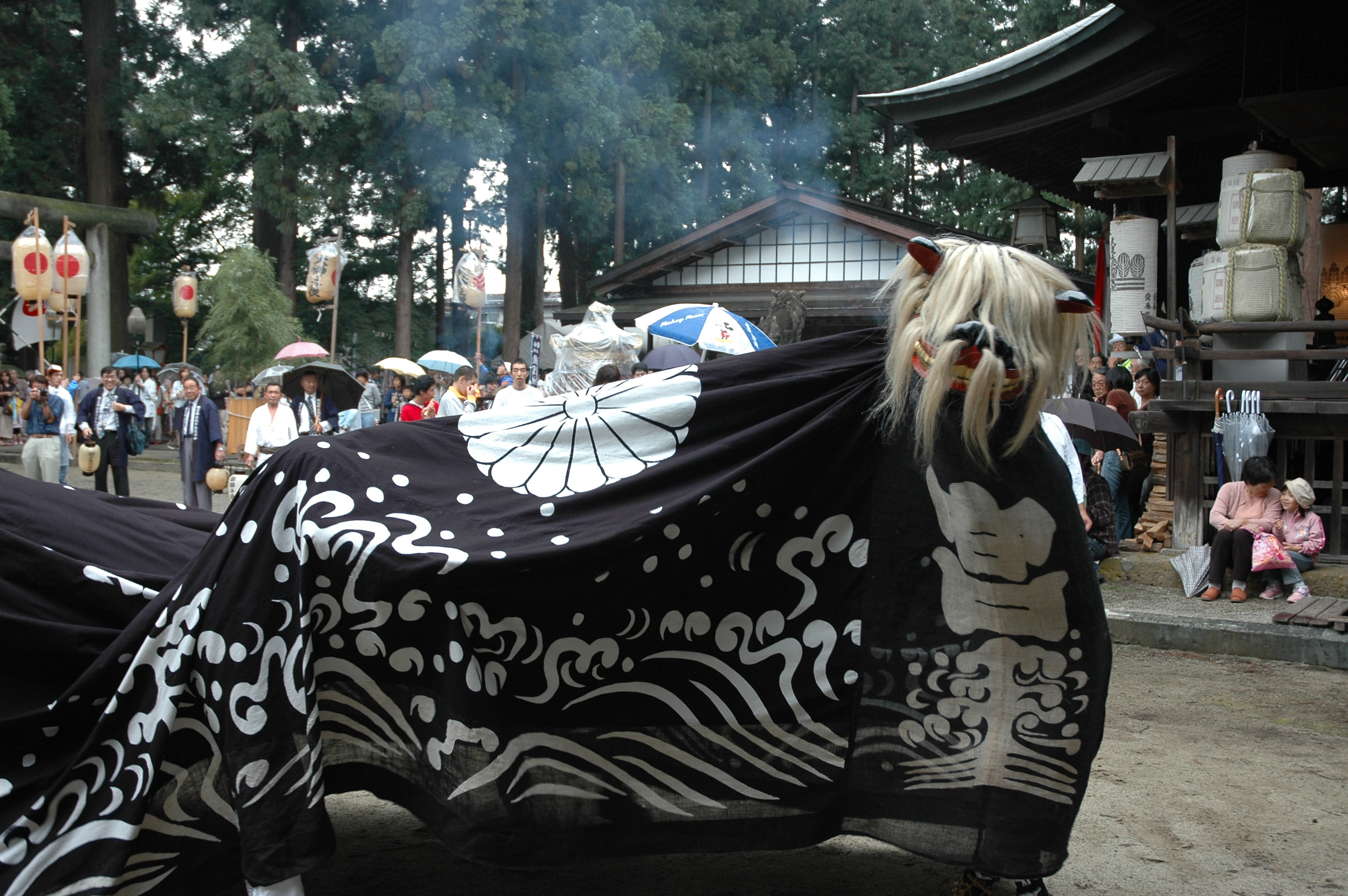 境内を舞う黒獅子