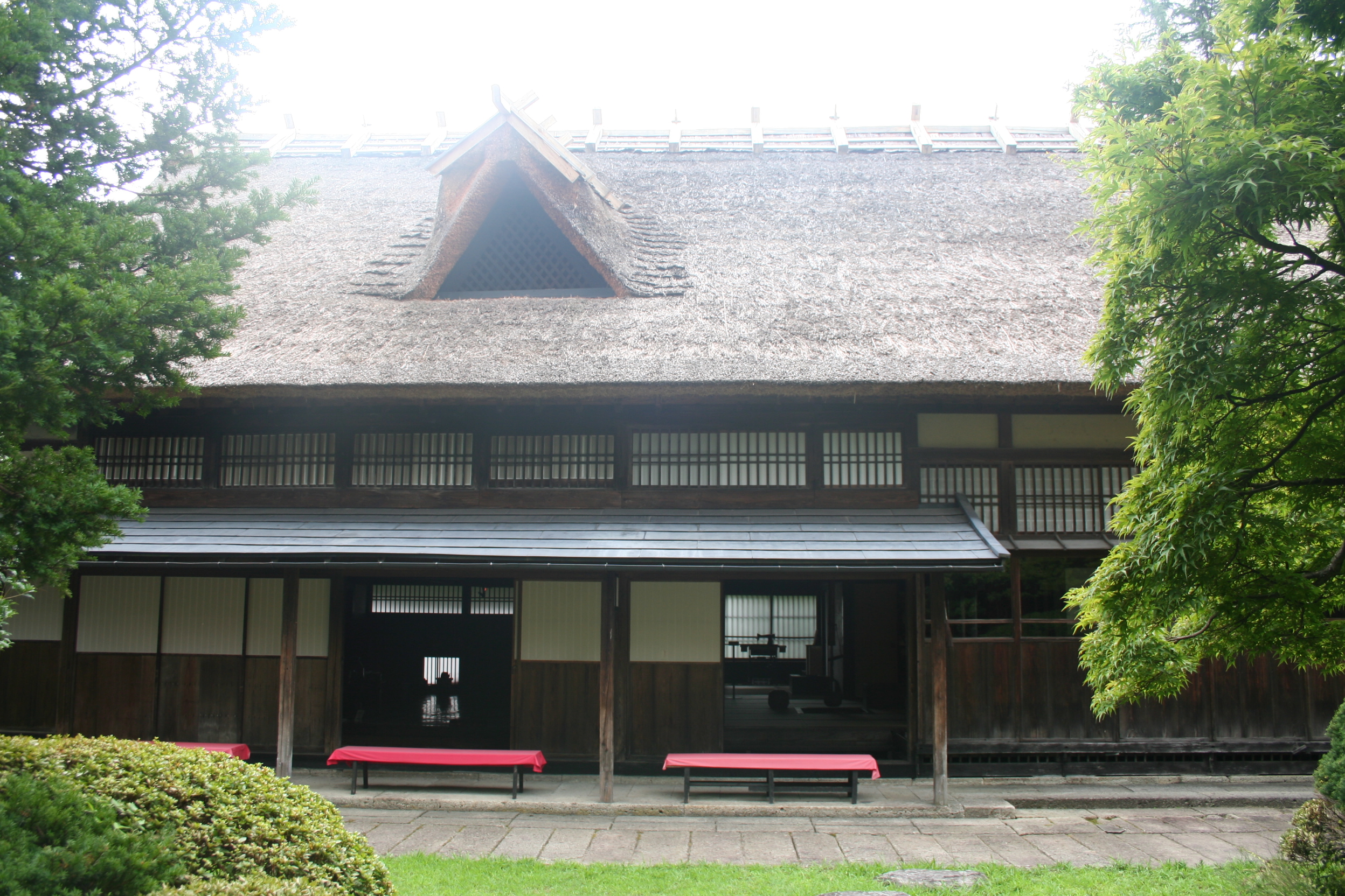 茅葺屋根の美しい母屋